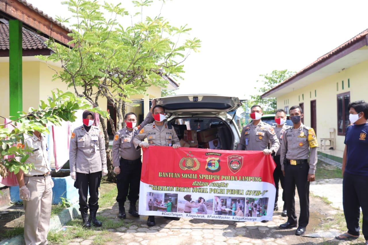 Serentak ! Jajaran Polda Lampung Salurkan 6 ribu Paket Sembako