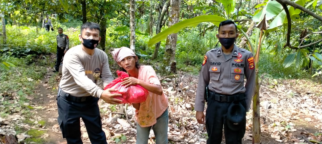 Polres Tanggamus Bagikan 100 Paket Sembako untuk Warga Terdampak Covid-19