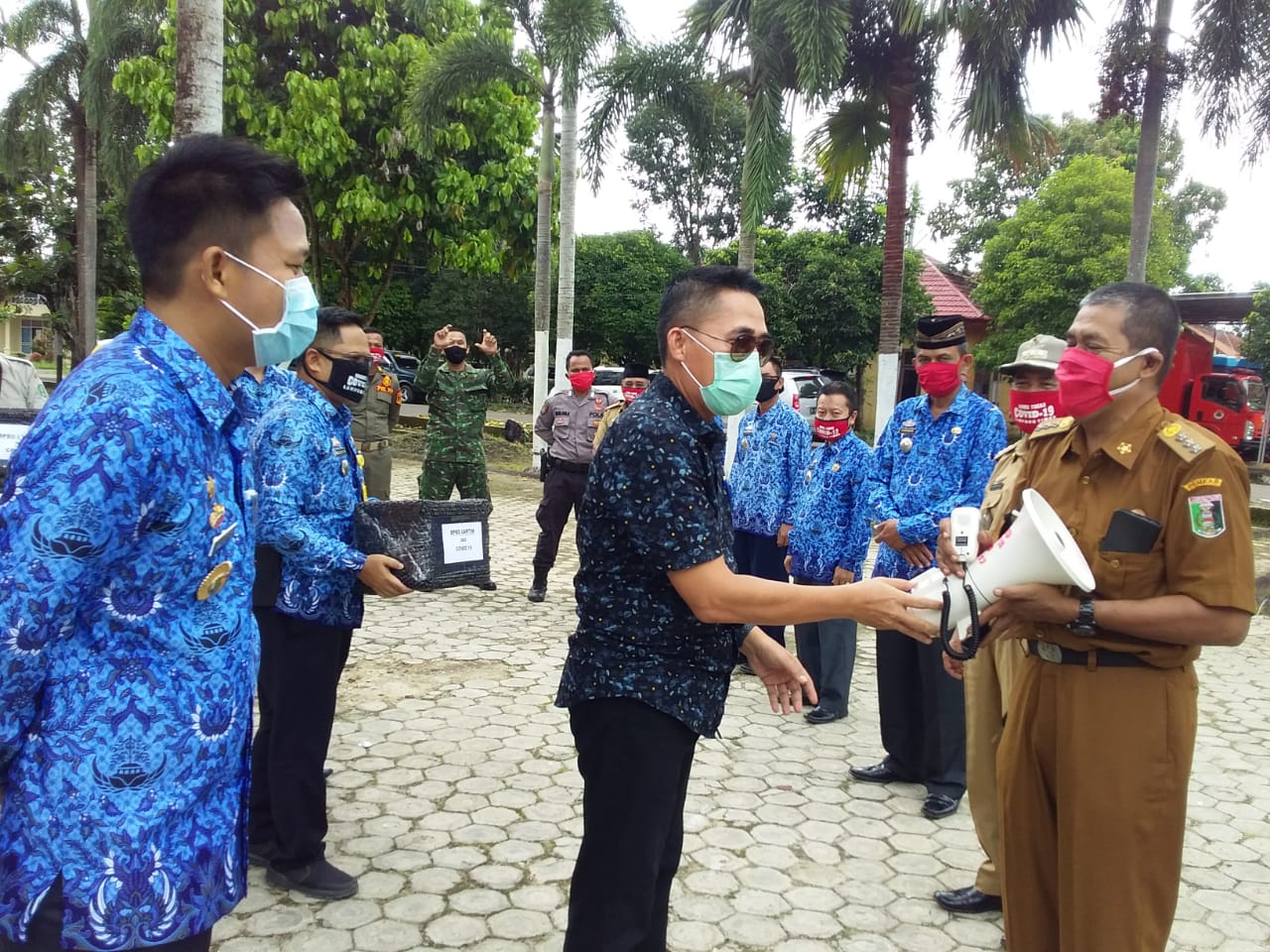 Bupati Lamtim Salurkan Bantuan Megaphone