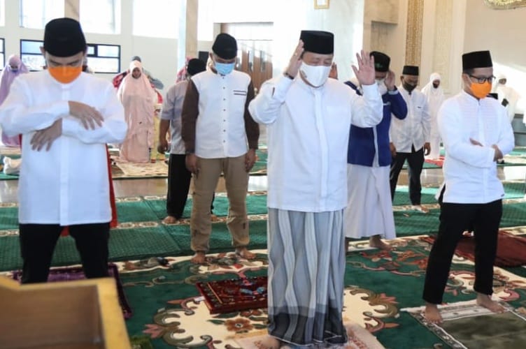Gubernur Lampung Salat Ied di Rumah Bersama Keluarga
