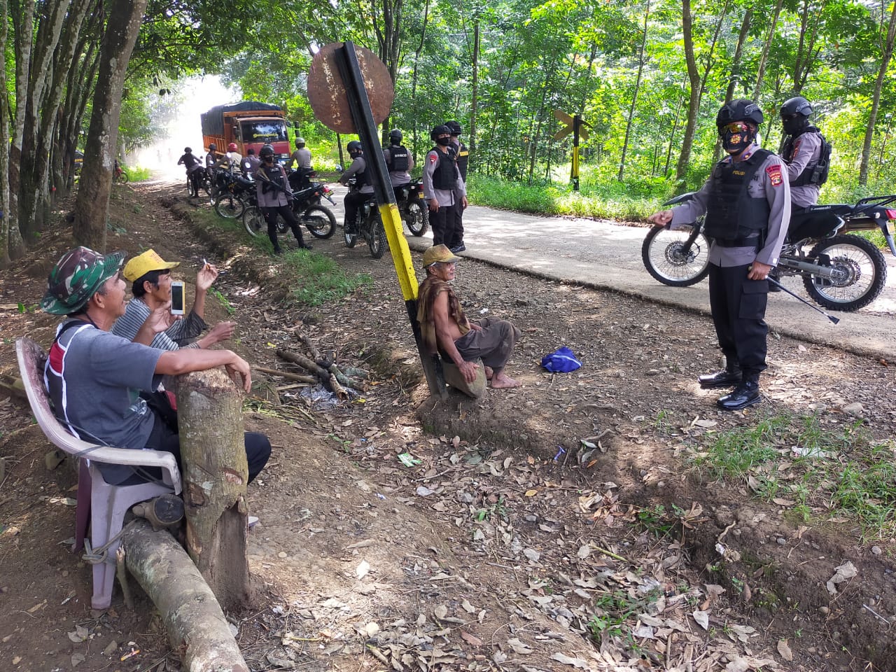 Tekan Kriminalitas, Brimob Gelar Patroli Kamandahan