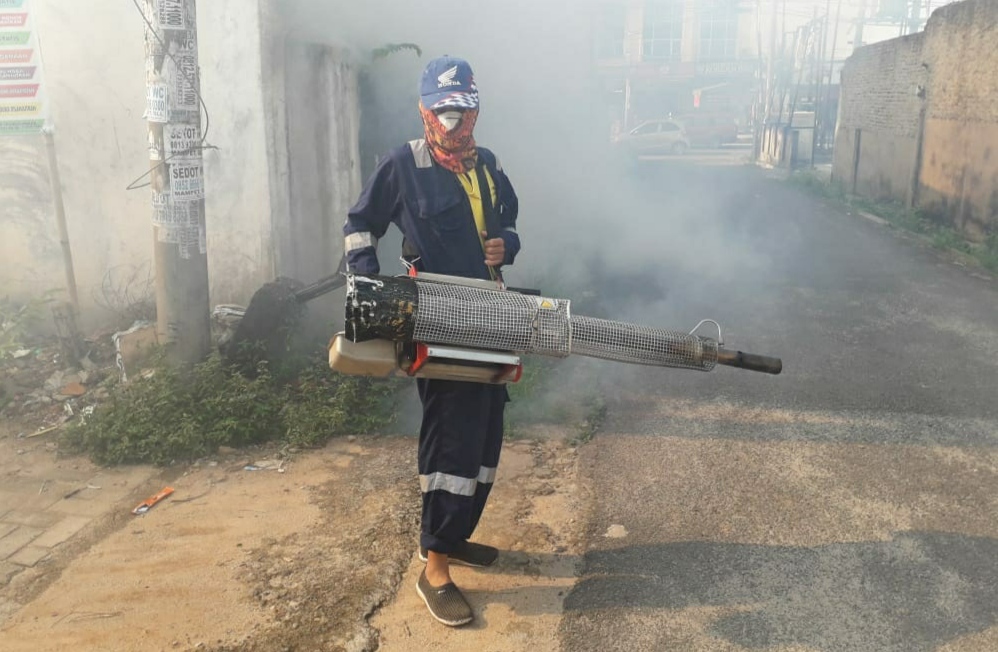 Tiga Karyawan Positif DBD, Petugas Puskemas Fogging Rumah Makan