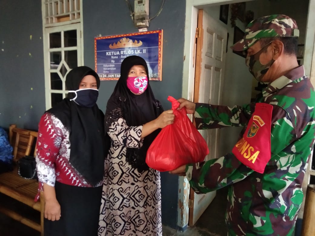 Babinsa Langkapura Baru Koramil 410-05/TKP Dampingi Penyaluran Sembako Yayasan Wanita Katolik RI