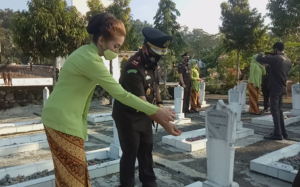 HBA Ke-60, Kejari Tanggamus Upacara di TMP Kotaagung