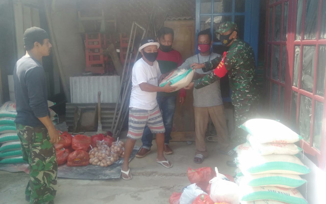 Babinsa Koramil 410-05/TKPDampimgi Pendistribusian BPNT ke Warga