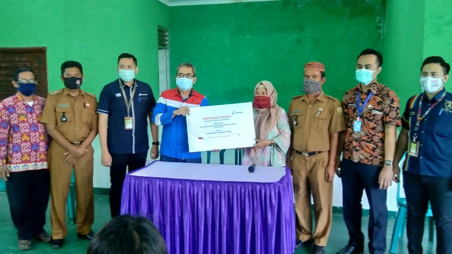 Terdampak Air Rob, Warga Panjang Utara dan Karang Maritim Dapat Bantuan