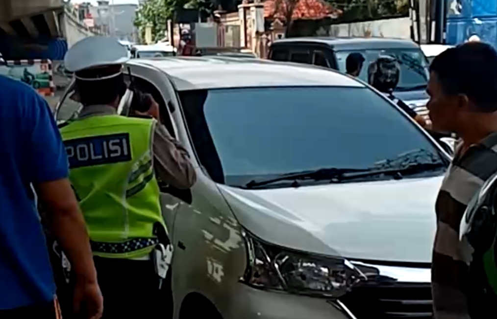Heboh, Lelaki Diduga Meninggal di Bawah Flyover, Ternyata Hanya Pingsan