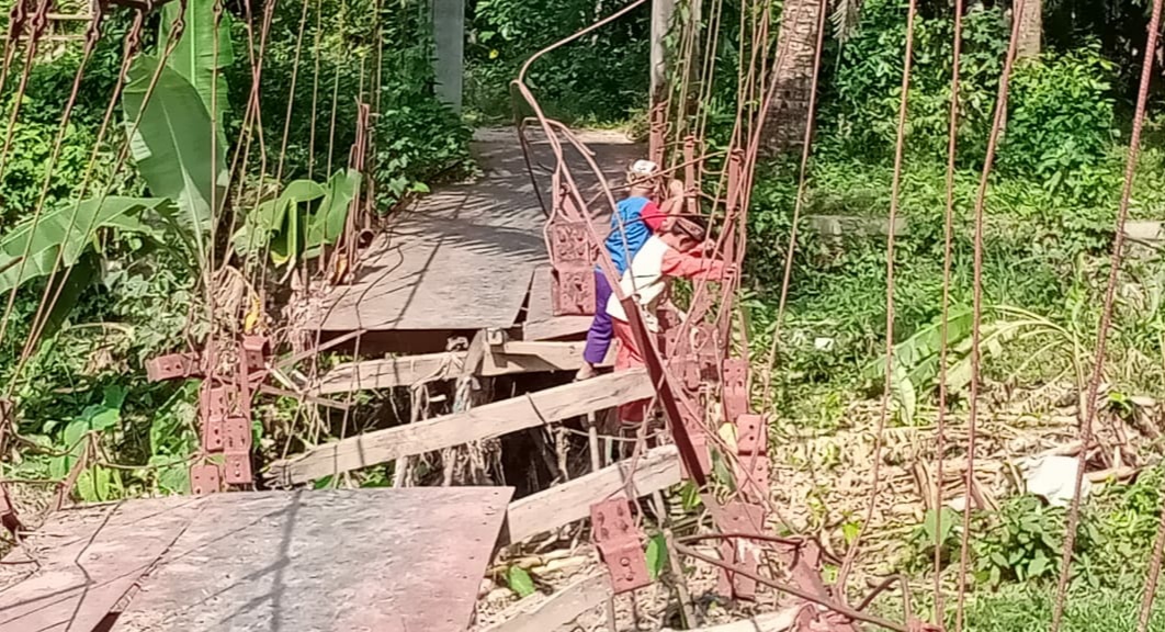 Jangankan Aktivitas Biasa, Proses Pemakaman Warga Terhambat Karena Jembatan Rusak!