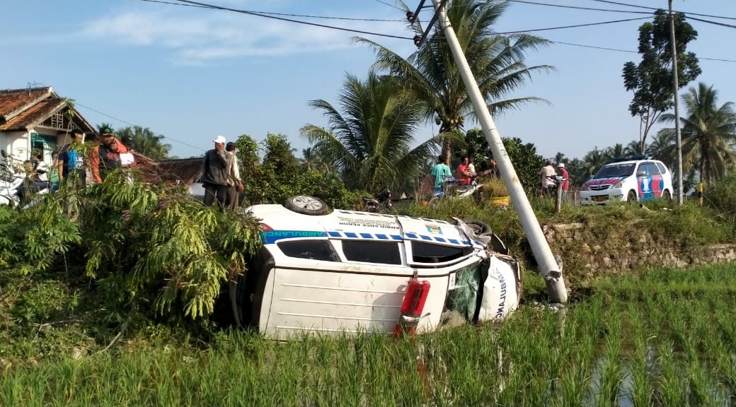Ambulans Berpenumpang Delapan Orang Terjun ke Sawah