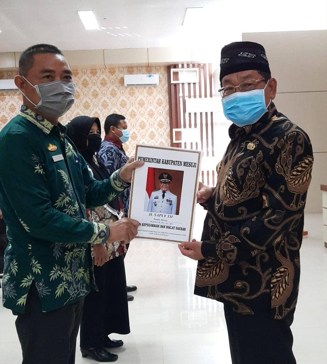 Serahkan SK Kenaikan Pangkat, Bupati Mesuji Minta PNS meningkatkan Kinerja