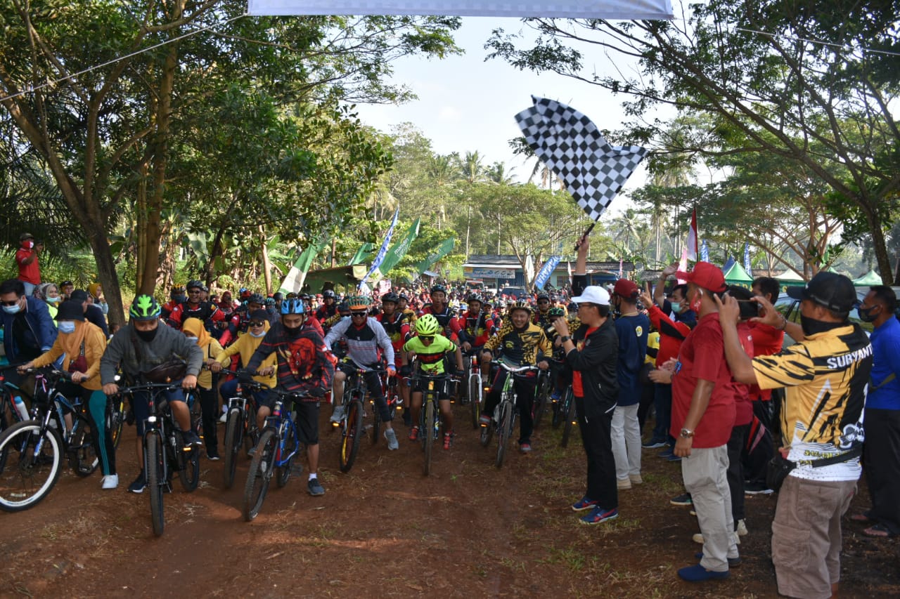 Bupati Lamtim Gowes Bareng Warga