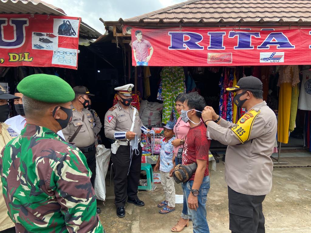 Putus Mata Rantai Penyebaran Covid-19, Polres Mesuji Bagikan Masker
