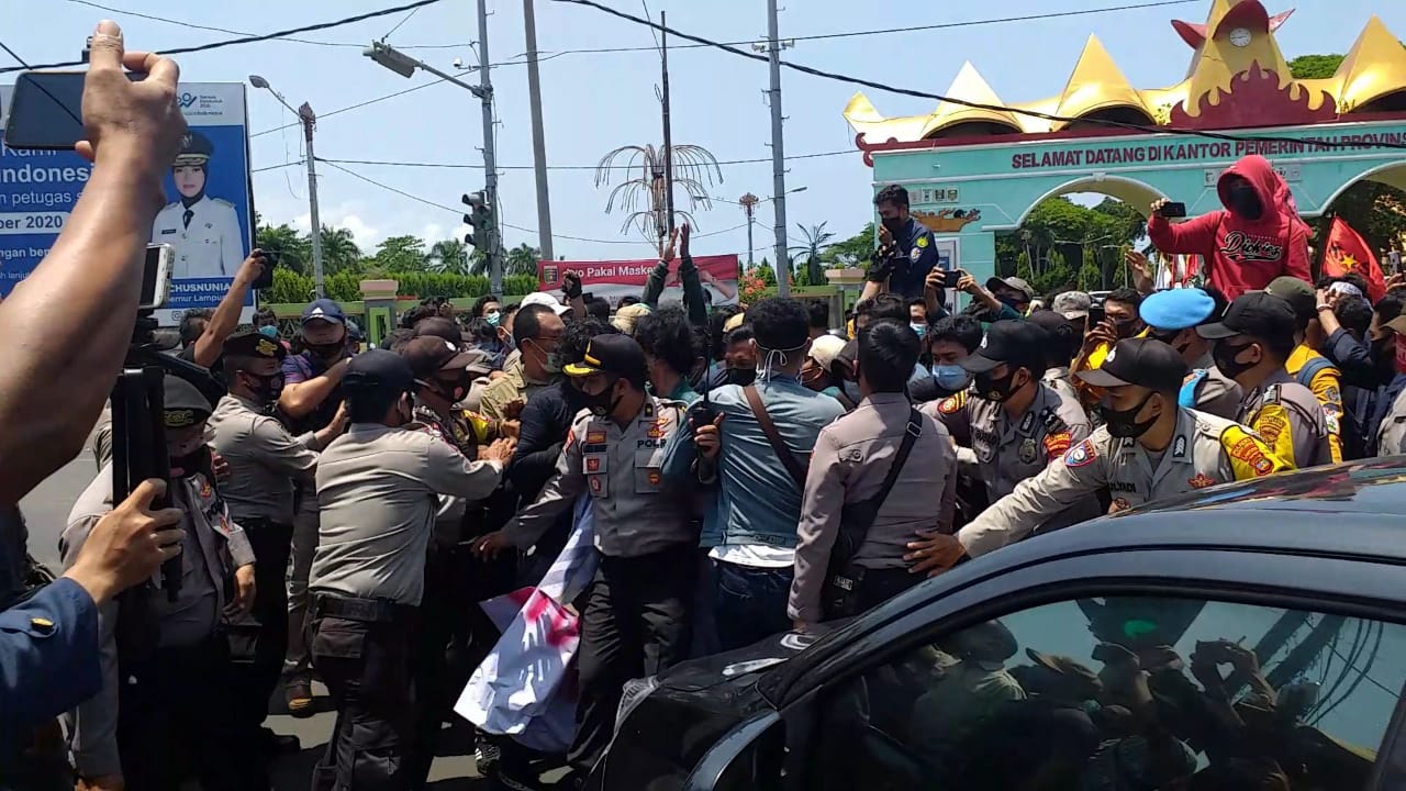 Saling Dorong Antara Polisi-Masa Aksi Tak Terelakkan di Kantor Gubernur