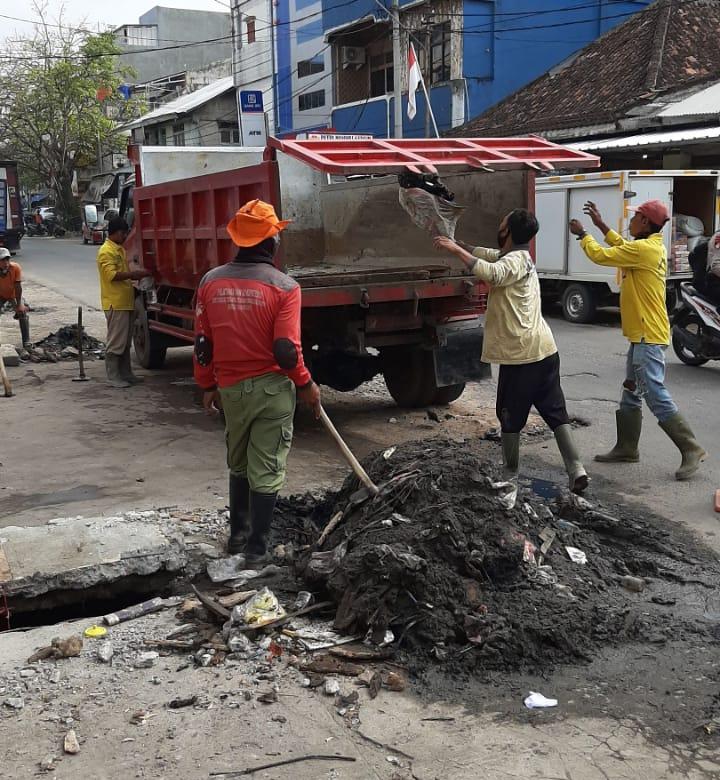 Masuk Musim Hujan Gorong-gorong Kelurahan Telukbetung Dibersihkan