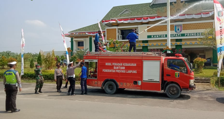 Semprot Disinfektan Pada Fasilitas Publik di Pringsewu
