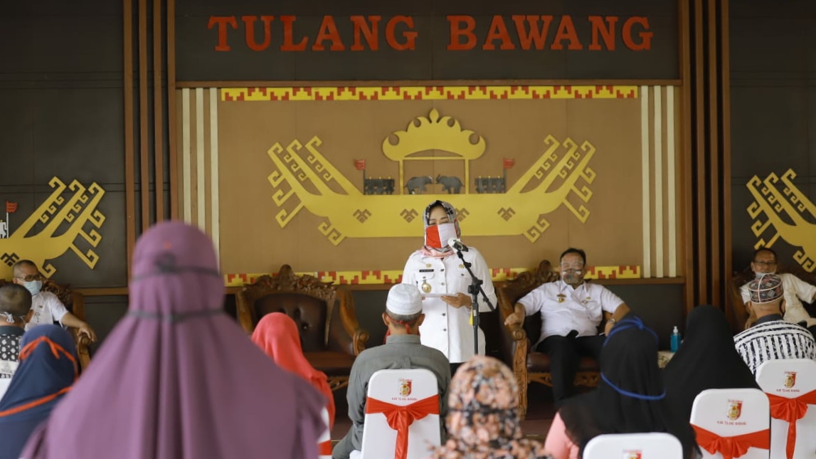 Winarti Berikan Tambahan Modal untuk 25 Pedagang Pasar Tradisional