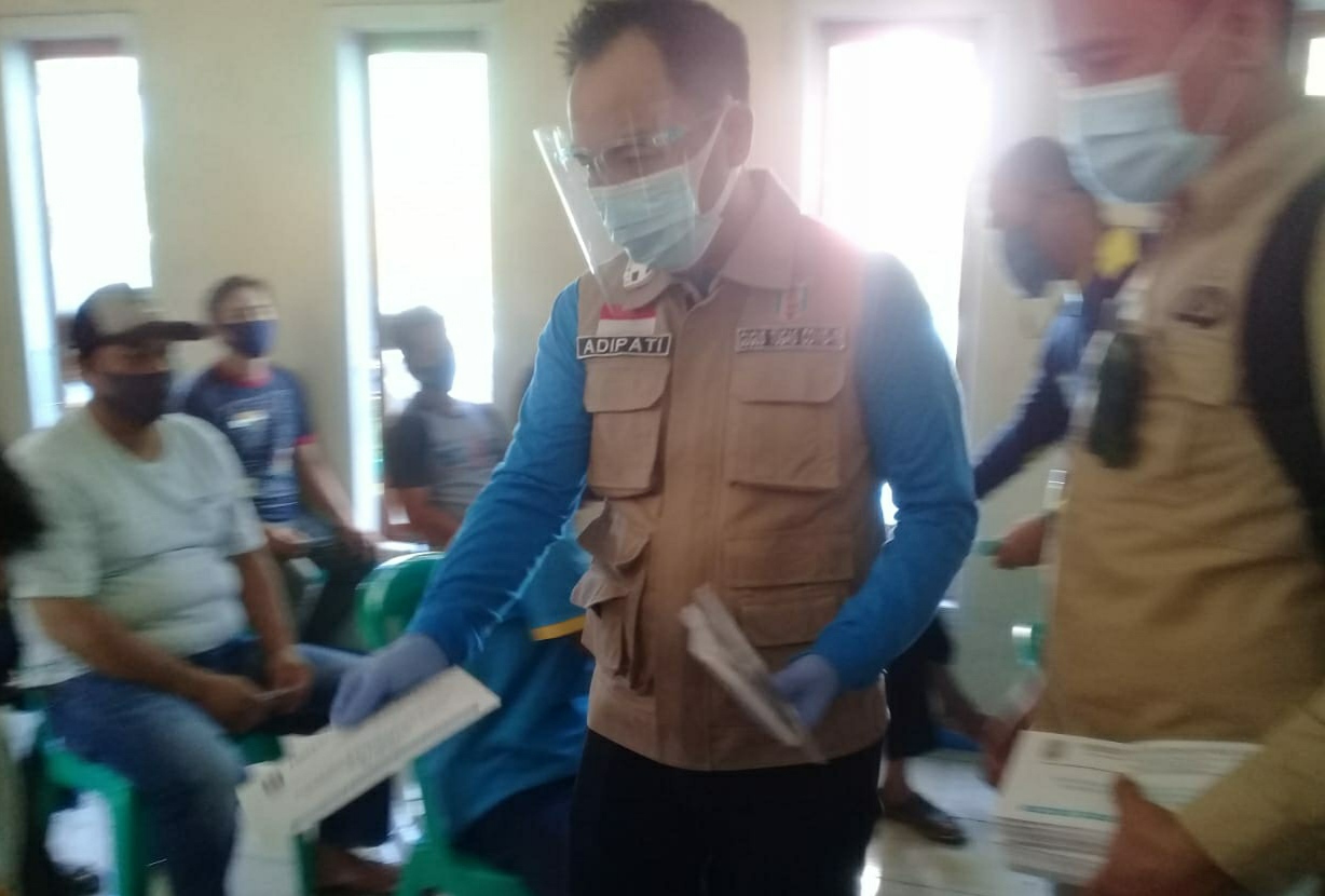 Raden Adipati Serahkan BST untuk Warga Gunung Labuhan