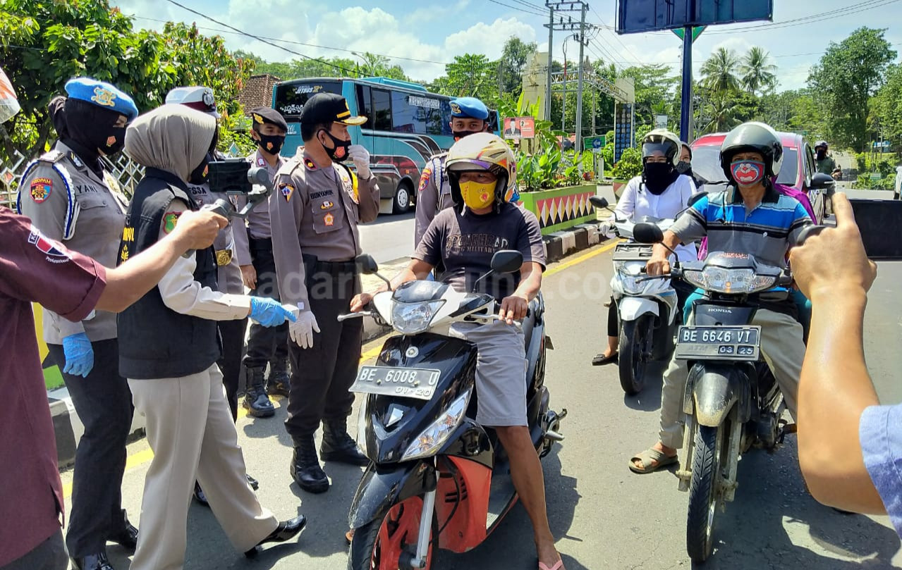 Polres Tanggamus Sterilisasi Pasar dan Imbau Warga Tetap Gunakan Masker