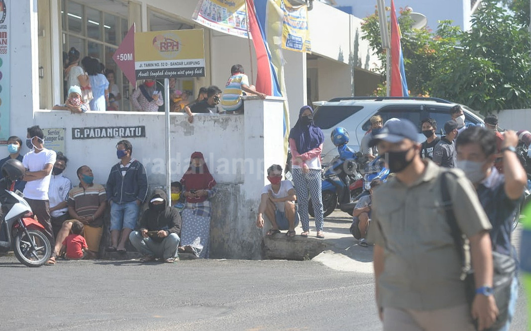 Warga Berkerumun, Saksikan Reka Ulang Penusukan Syekh Ali Jaber