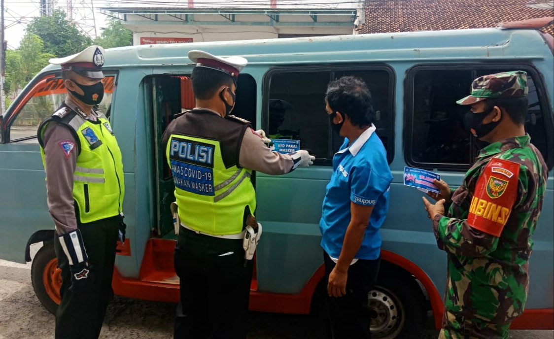 Satlantas Polres Tanggamus Pasang Stiker Disiplin 3M