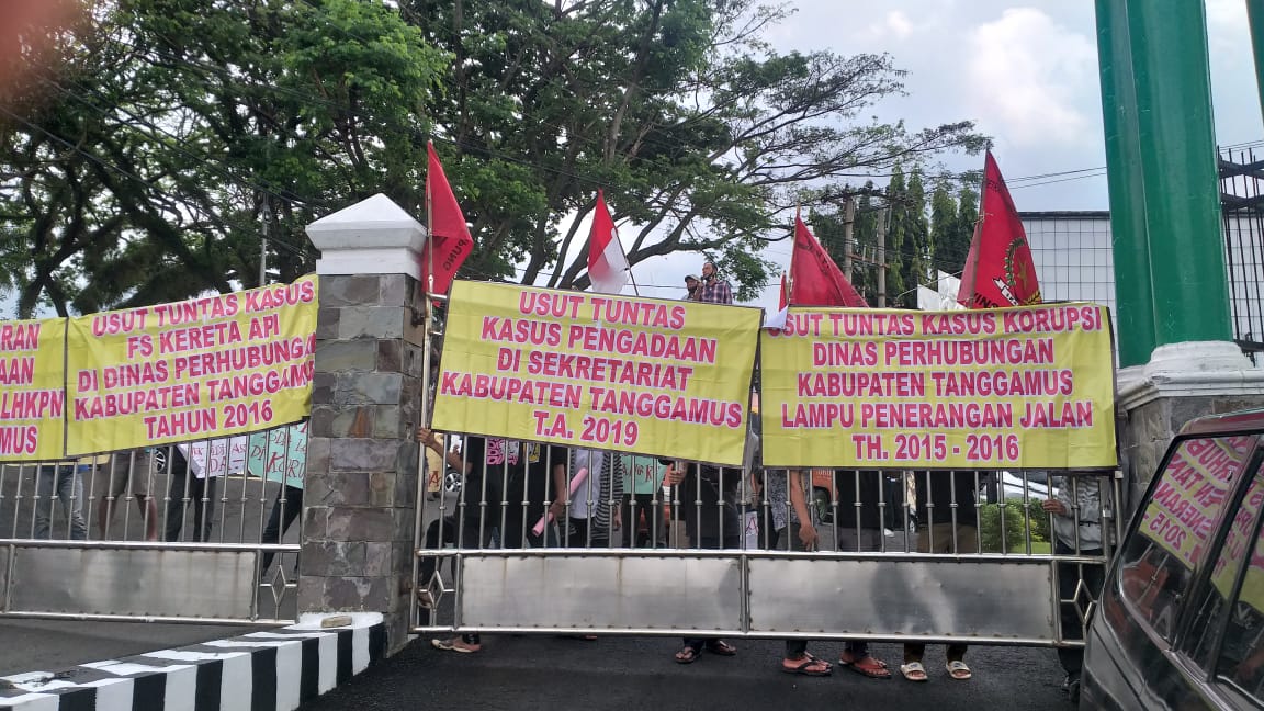 Tak Puas Penanganan Dugaan KKN di Pemkab Tanggamus, Puluhan Massa Geruduk Kejati