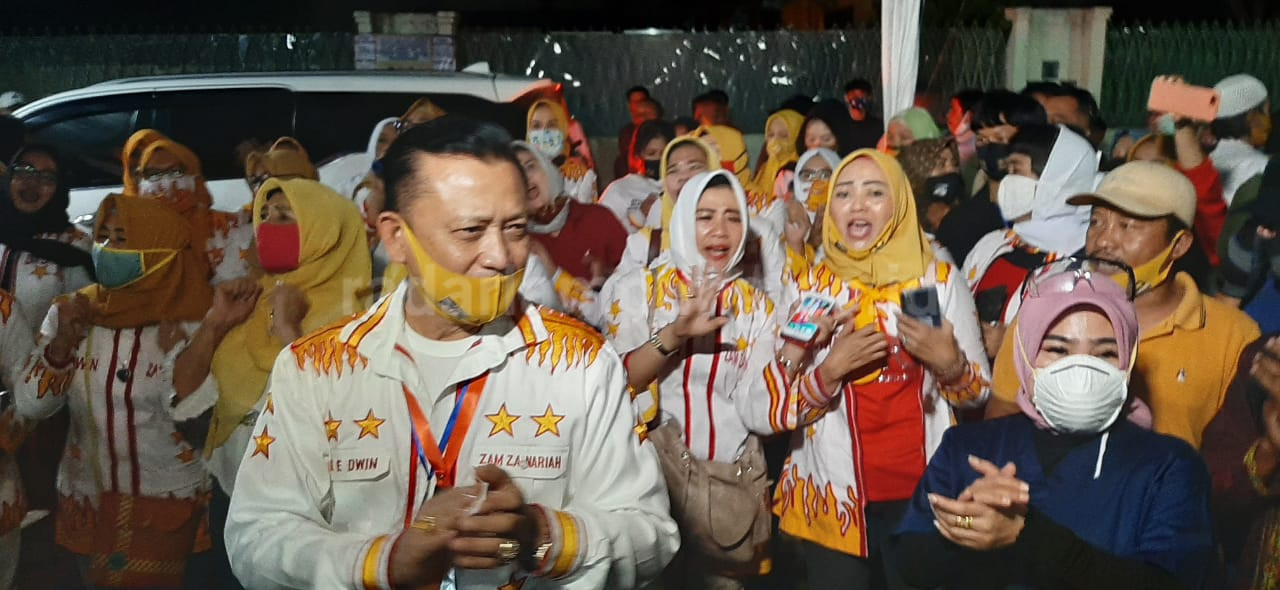 Tiba di Bawaslu, Ike-Zam Beri Arahan Ke Pendukung