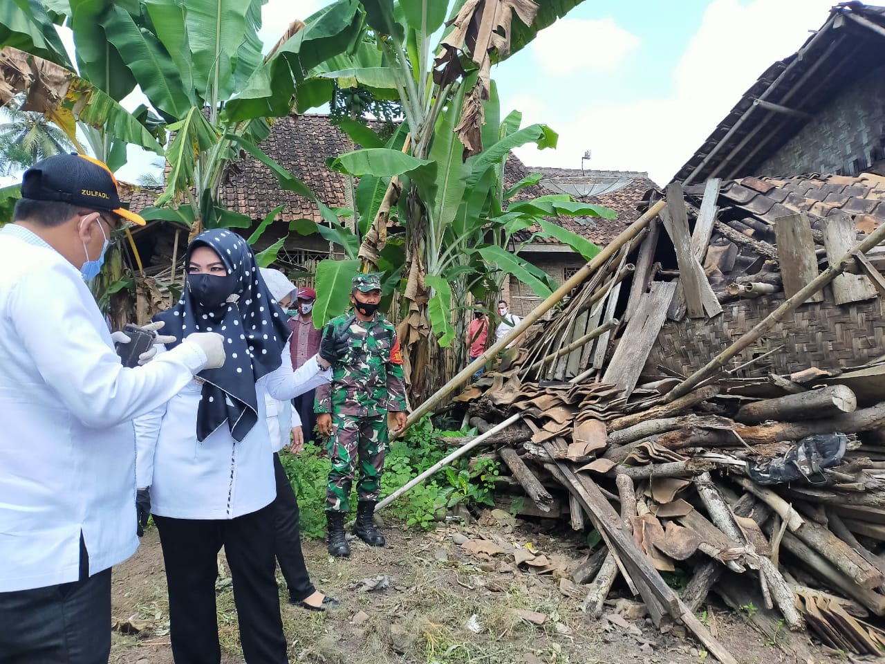 Bupati Tanggamus Kunjungi Rumah Warga Tak Layak Huni