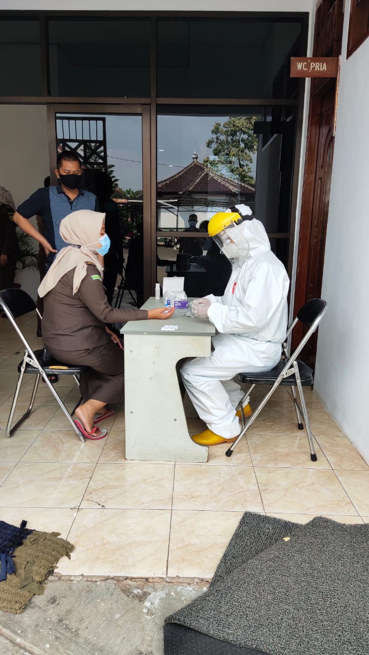 Kantornya Sempat Dikunjungi Loekman, 60 Pegawai Kejari Lamteng Jalani Rapid Test