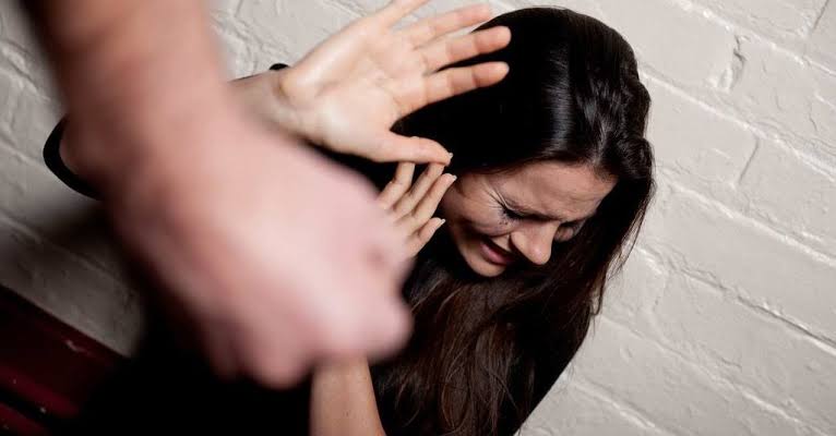 Tersinggung Karena Diusir, Suami Injak Istri Sampai Babak Belur