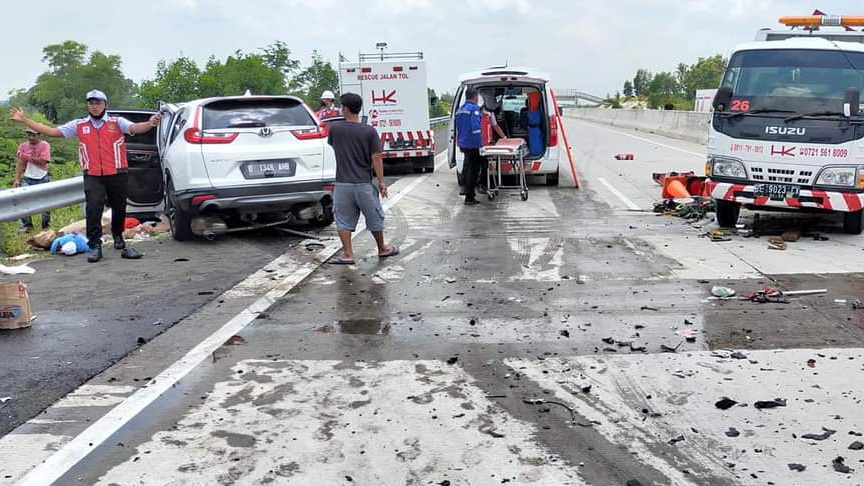 CRV Hantam Mobil Derek di Tol Bakter, Satu Korban Meninggal Dunia
