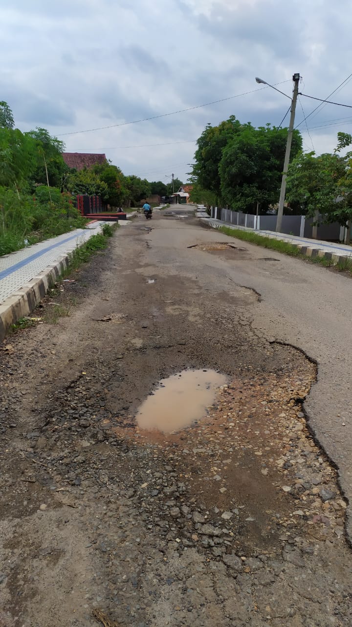Miris, Jalan Menuju Kantor Dinas Waykanan Rusak Parah