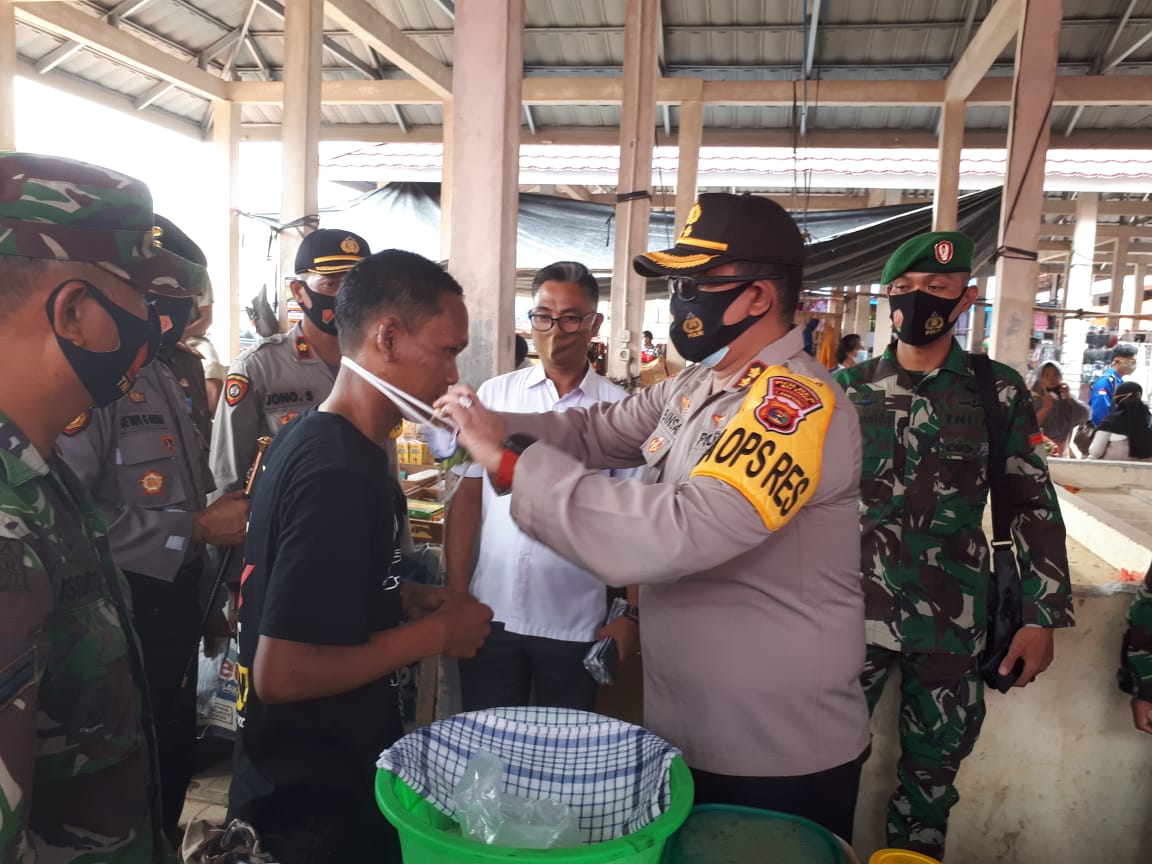 Kapolres-Dandim Waykanan Berikan Penyuluhan Penggunaan Masker