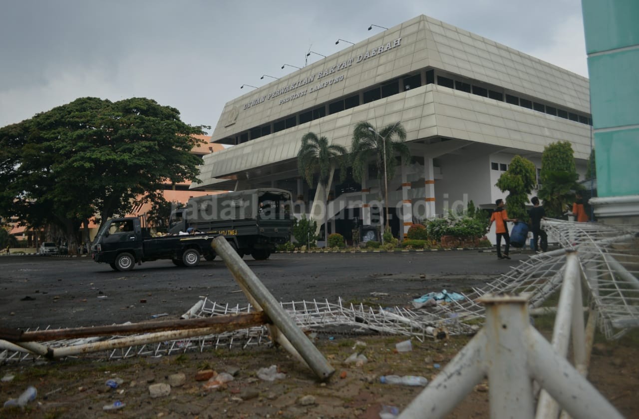 Pasca Aksi Massa Tolak Ciptaker, Petugas Bersihkan Puing-puing