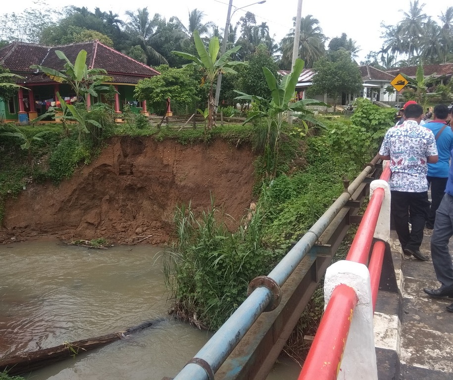 Cium Potensi Bahaya, Dewan Minta Tanggul Way Awi ll Diperbaiki