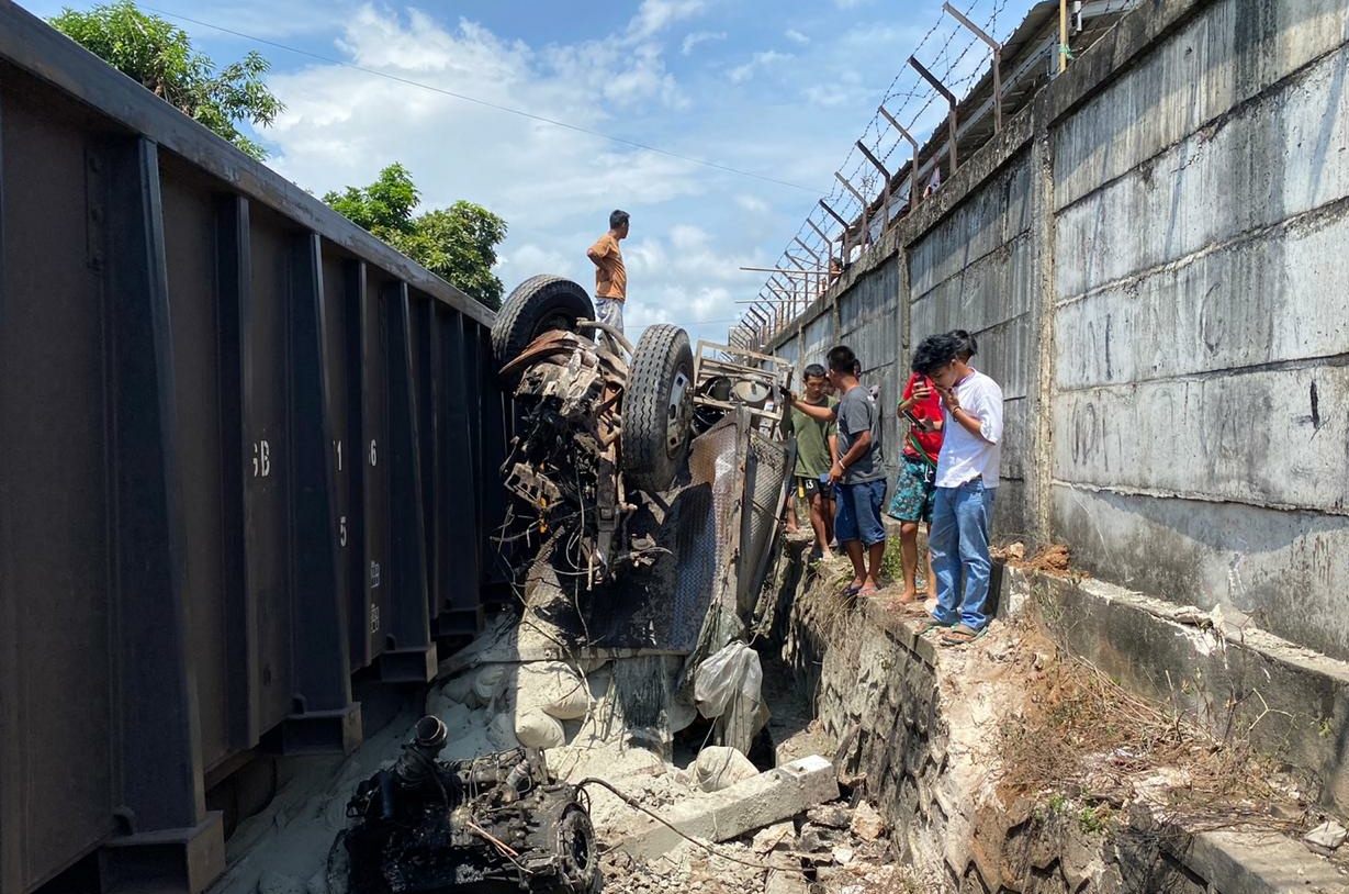 Tabrak KA Babaranjang, Truk Terseret Hingga Lima Meter
