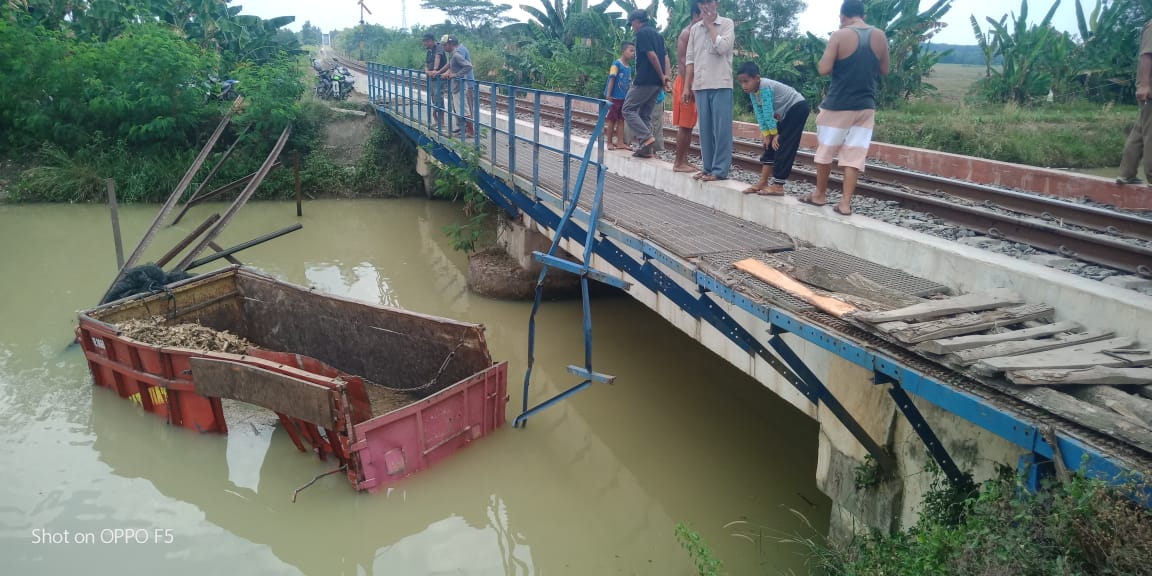 Truk Tertabrak KA hingga Masuk Irigasi