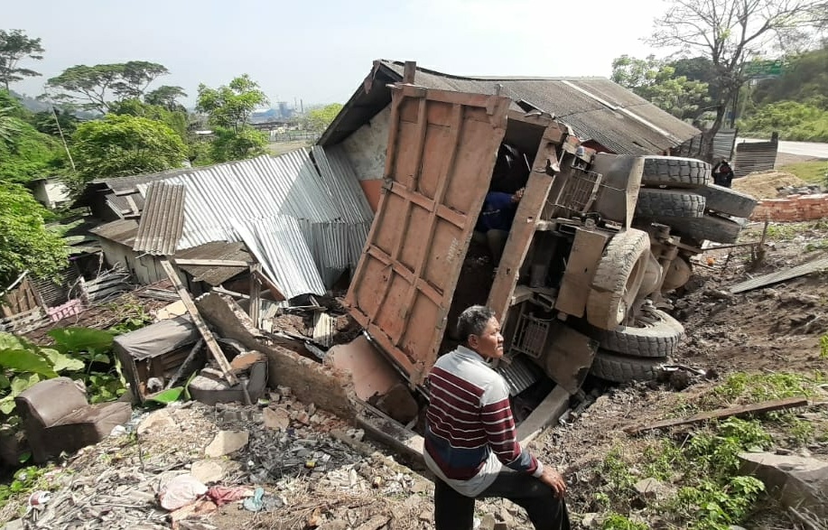 Rem Blong, Fuso Meluncur Tabrak Tempat Karaoke