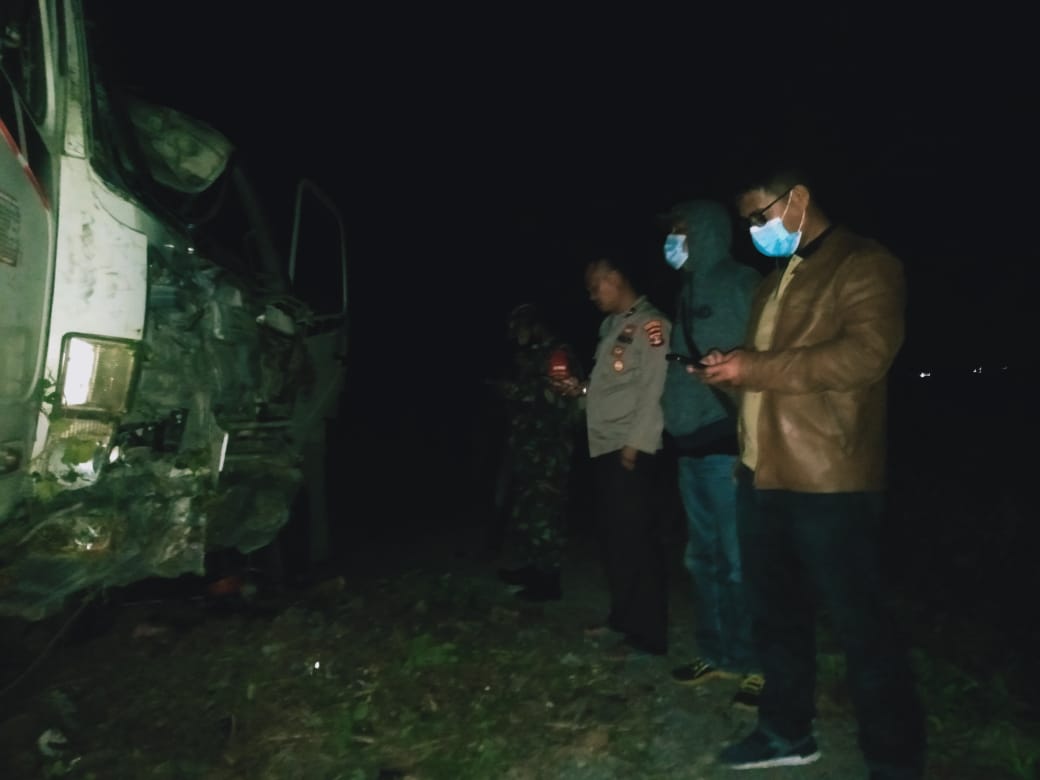 Diduga Rem Blong, Fuso Pengangkut Semen Tabrak Rumah dan Sebabkan Listrik Padam