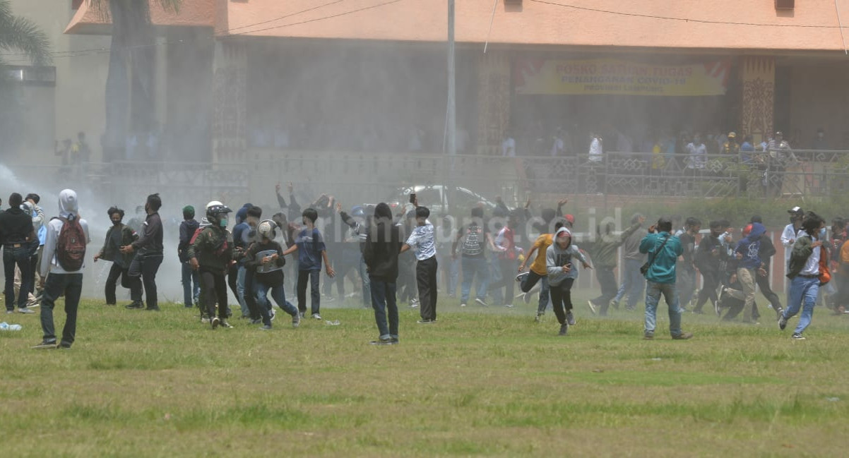 Demo Ricuh, Botol dan Batu Beterbangan