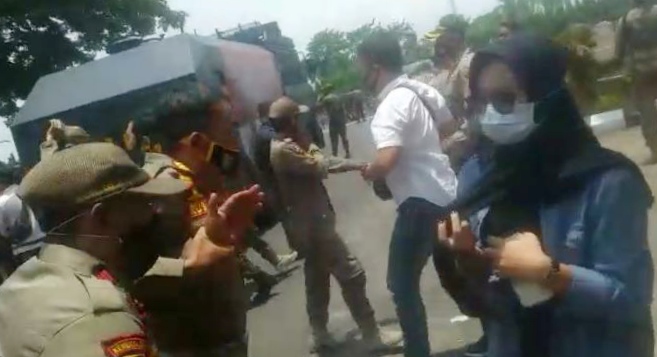 Anggota Satpol PP Terluka Terkena Lemparan Batu