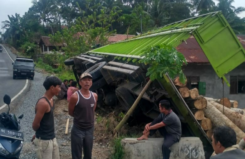 Truk Muatan Kayu Gelondongan Terguling di Jalinbar Way Gelang
