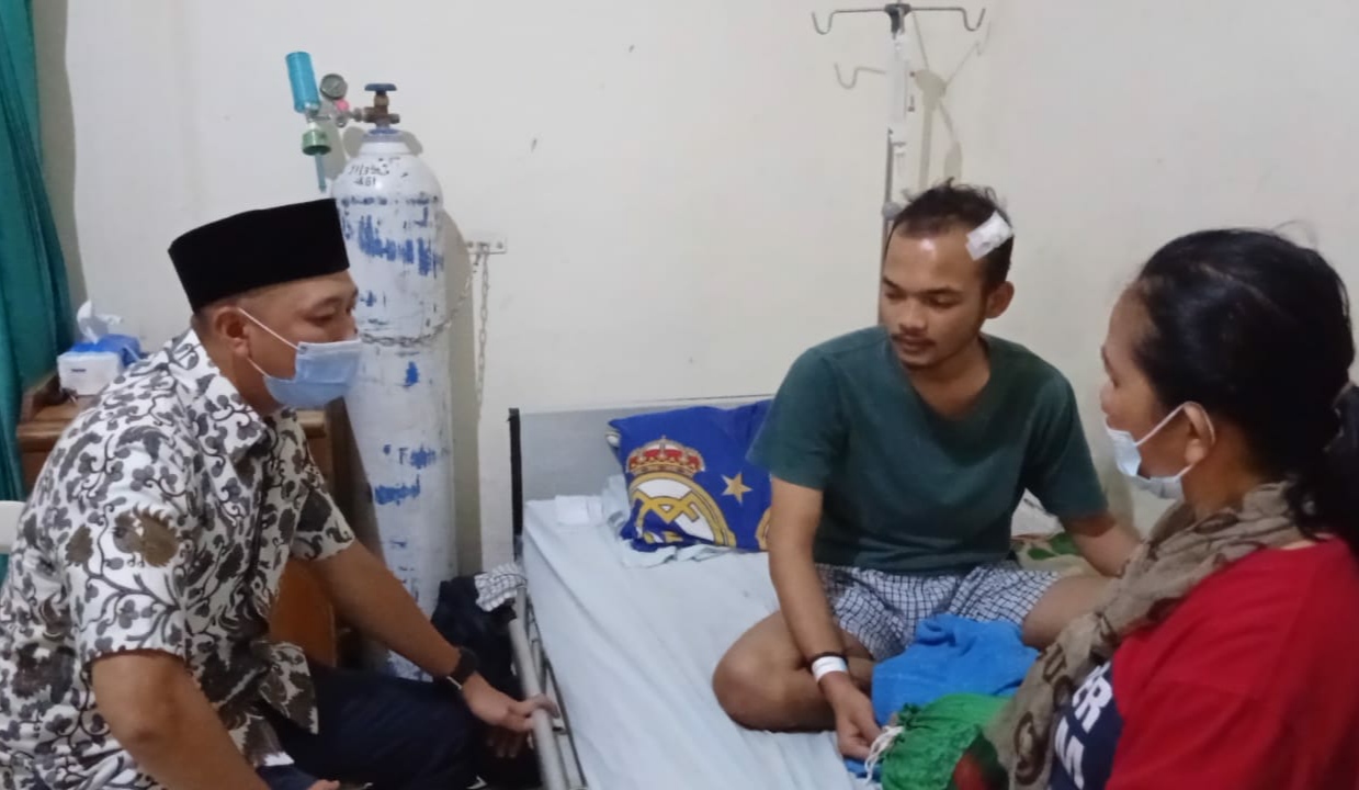 Mahasiswa Malahayati Penyelamat Anggota DPRD Itu Terkulai Terkena Gas Air Mata
