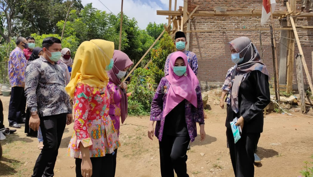 Bupati Tanggamus Tinjau Bedah Rumah di Gisting