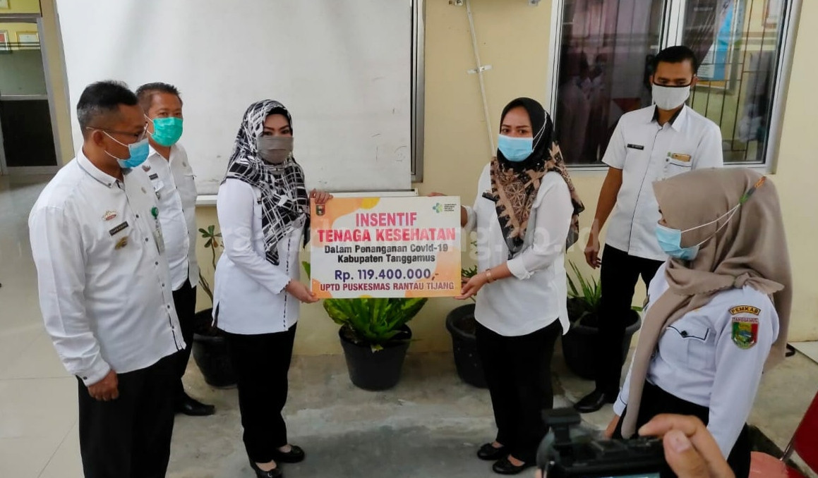 Bupati Tanggamus Serahkan Insentif Nakes