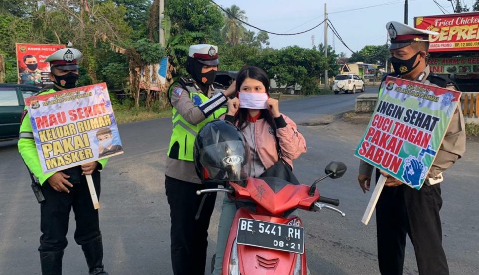 Satlantas Polres Pesawaran Sosialisasi Prokes dan Bagikan Masker