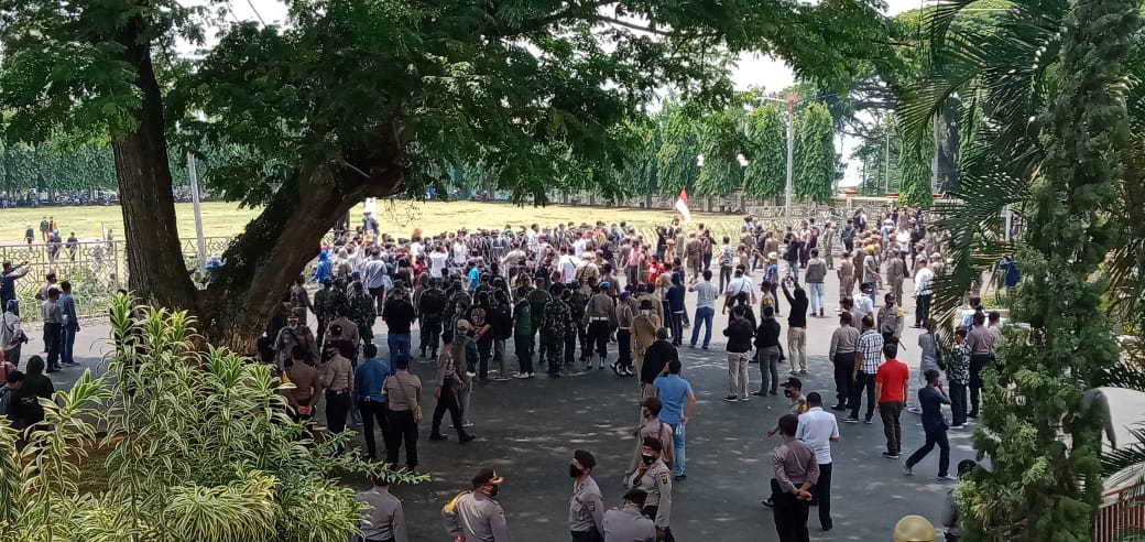 Kantor Pemprov Lampung Dipagar Kawat, Massa Demo UU Ciptaker Nekat Terobos Masuk