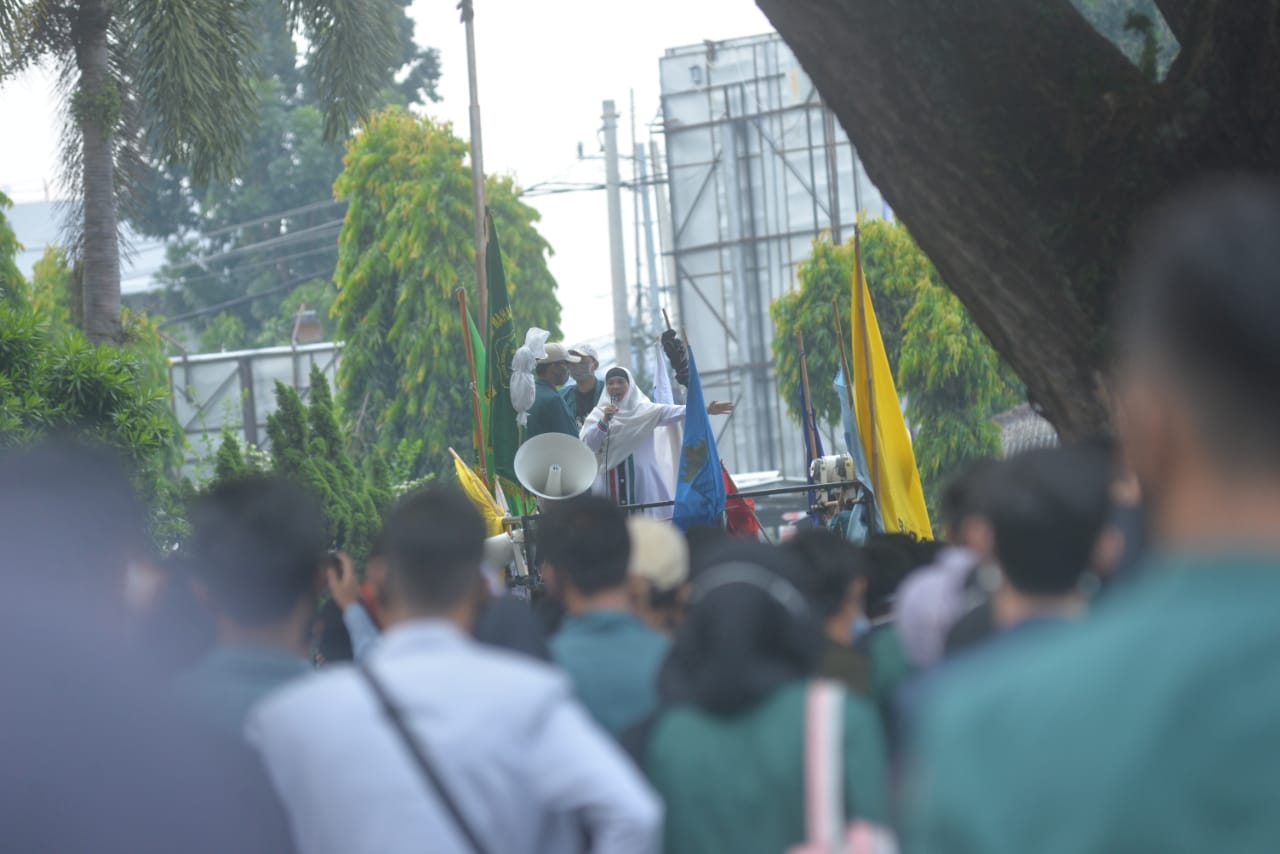 Saat Perwakilan Emak-emak Orasi Tolak Omnibus Law