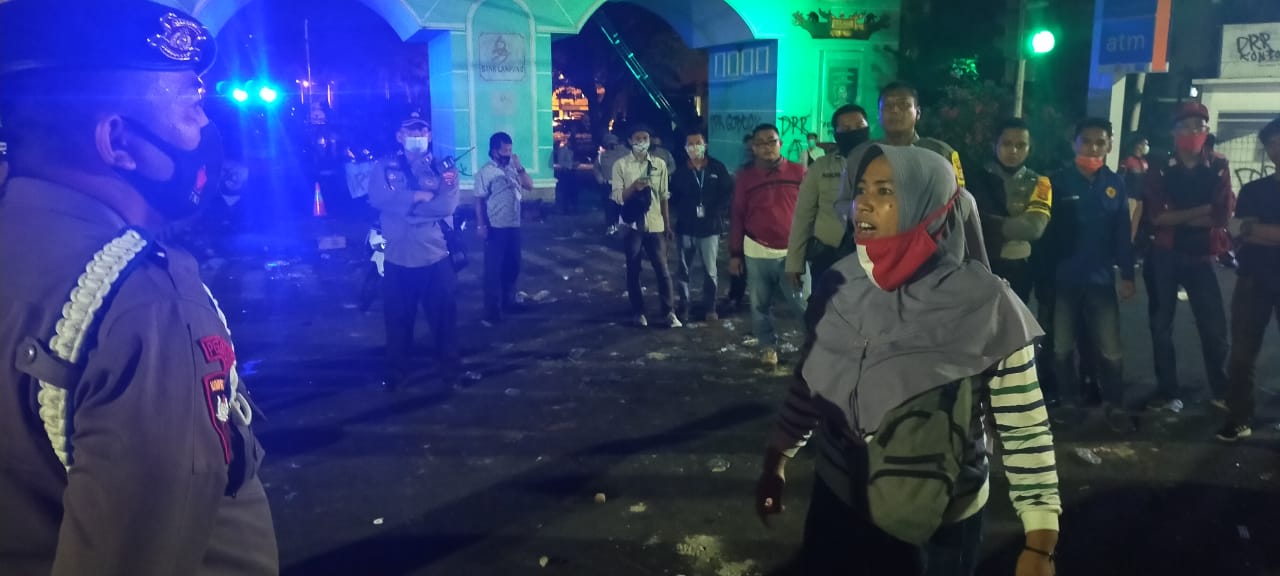 Emak-Emak Protes Polisi : Jangan Tembak Gas Air Mata ke Arah Kampung !