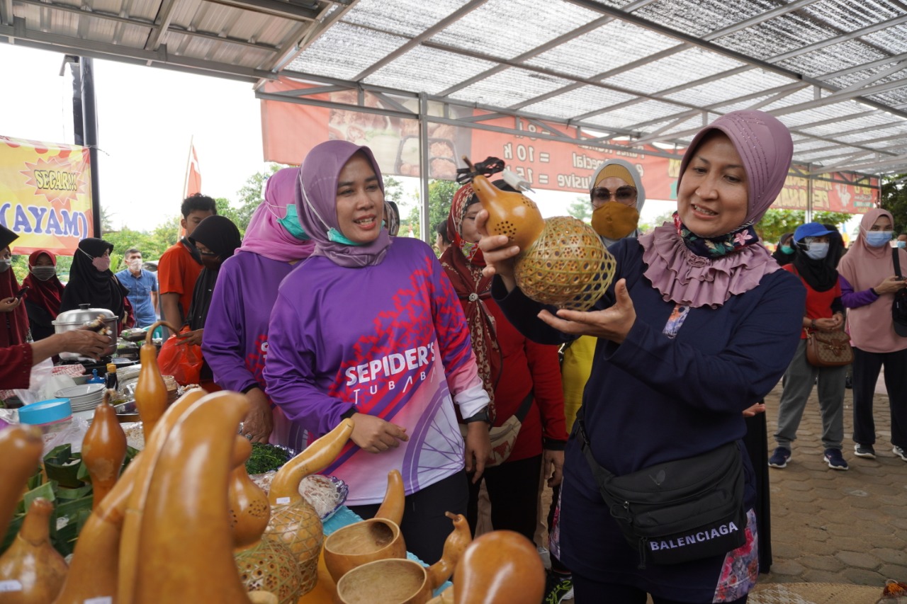 Gowes Bareng Istri Pangdam, Ketua TP PKK Tubaba Kenalkan Produk UMKM