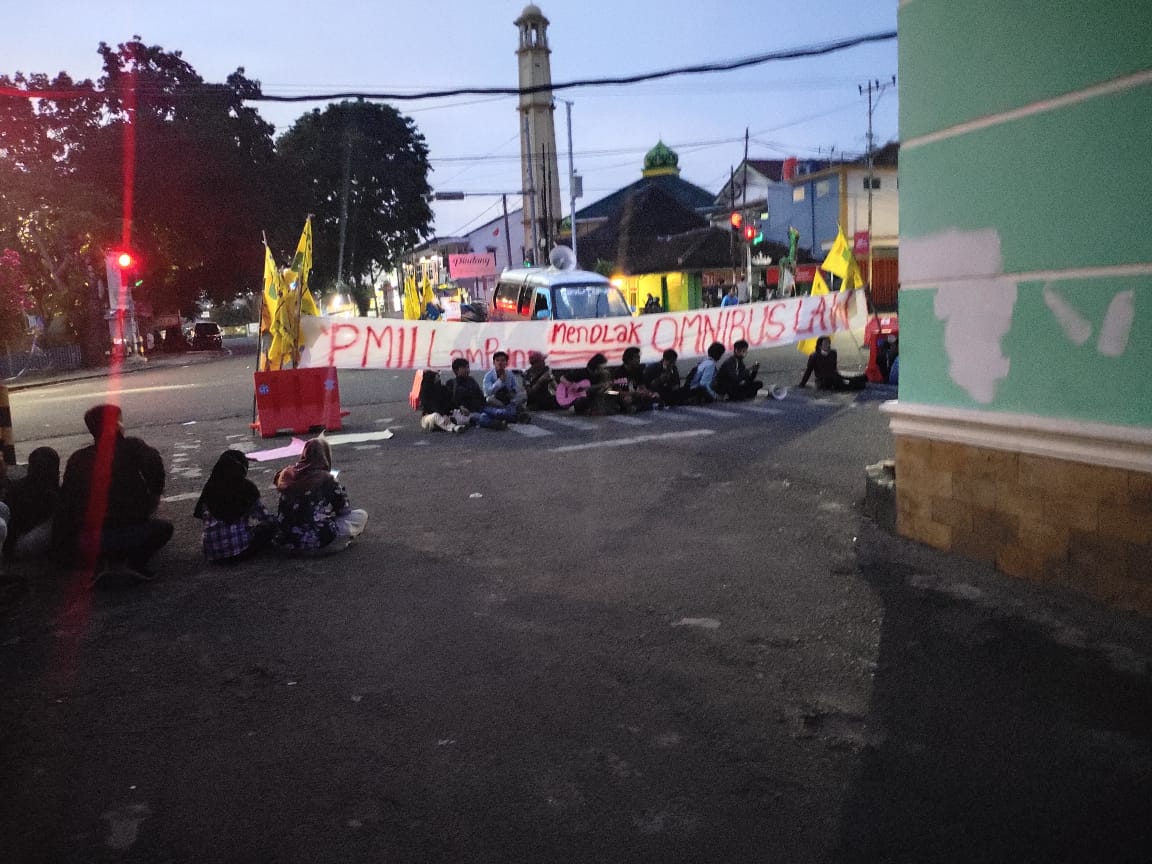 Dilarang Masuk Sampaikan Aspirasi, Mahasiswa PMII Menginap di Kantor DPRD Lampung